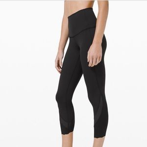 Wunder Under Scalloped Hem High-Rise Crop